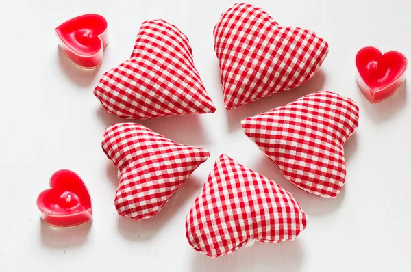 Red valentine's hearts with candes on white backgraunds — Stock Photo, Image