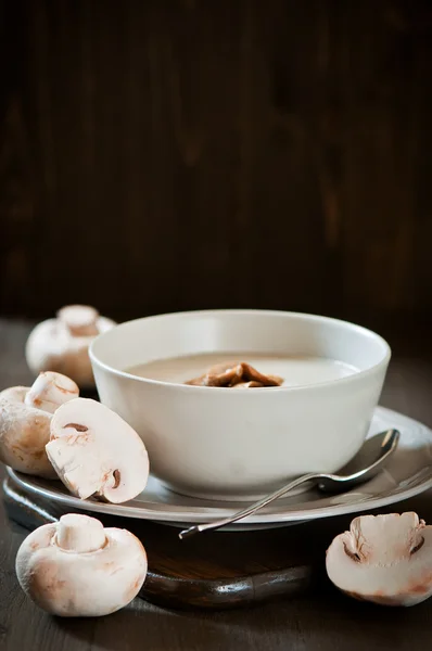 Grädde svamp soppa på en trä bakgrund — Stockfoto