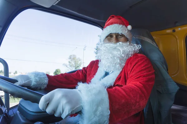Wujek Santa Claus Jazdy Samochodem Kierowca Ciężarówki Santa Claus Uśmiechnięty — Zdjęcie stockowe