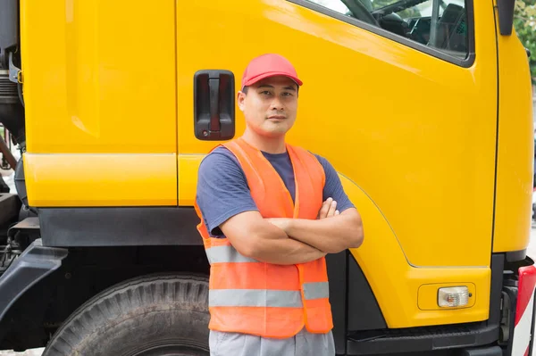 전복을 아시아인 운전기사는 확신에 미소를 짓는다 주인의 사업가는 스럽게 가슴을 — 스톡 사진