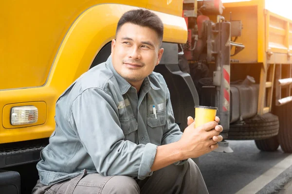 커피를 마시며 여유롭게 여행을 아시아 운전기사가 자신의 성공적 자랑스럽게 여기며 — 스톡 사진
