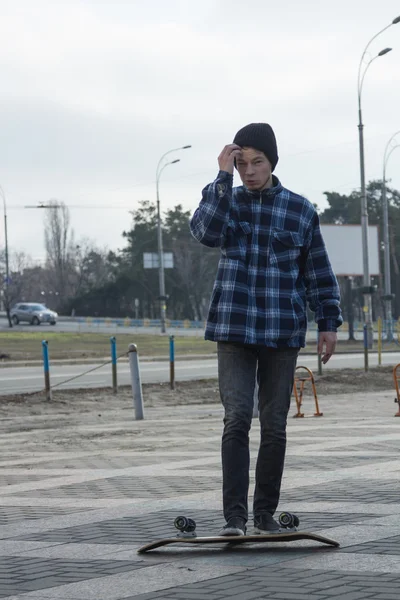 Αγόρι ιππασία σε ένα skateboard — Φωτογραφία Αρχείου