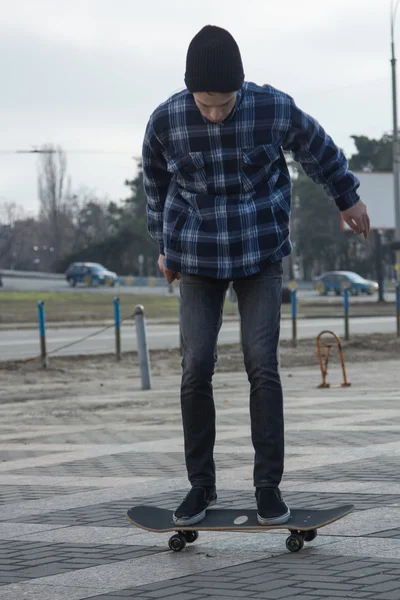 Αγόρι ιππασία σε ένα skateboard — Φωτογραφία Αρχείου