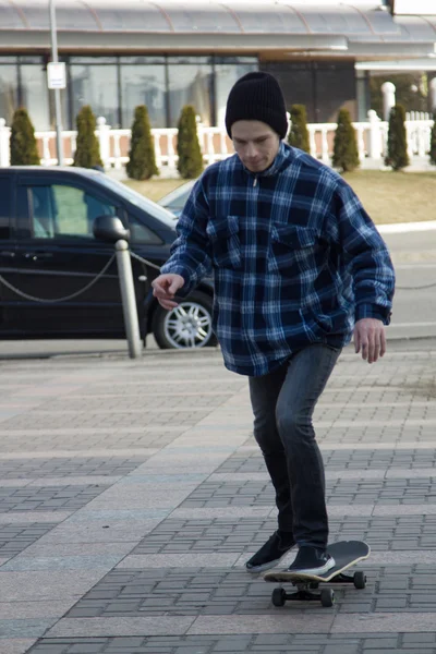 Menino montando em um skate — Fotografia de Stock