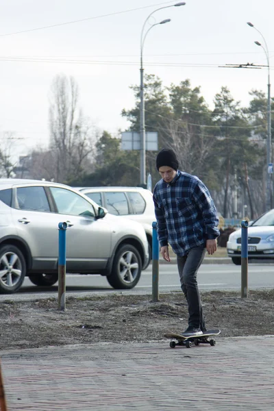 Αγόρι ιππασία σε ένα skateboard — Φωτογραφία Αρχείου