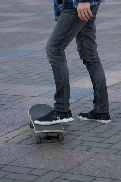 Garçon chevauchant sur un skateboard — Photo