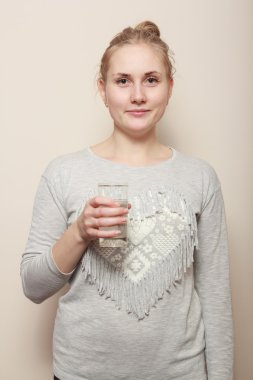 güzel genç kız ile bir fincan