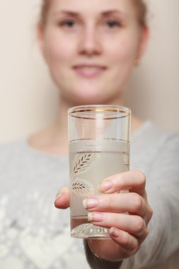 güzel genç kız ile bir fincan