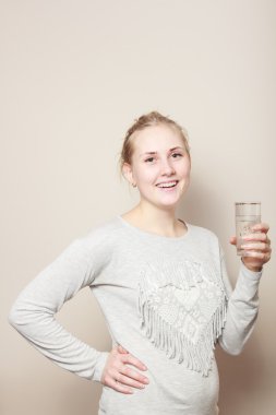 güzel genç kız ile bir fincan