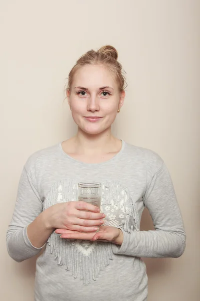 Hermosa joven con una taza — Foto de Stock