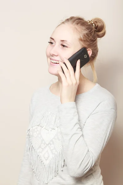 Jeune belle fille parle par téléphone Images De Stock Libres De Droits