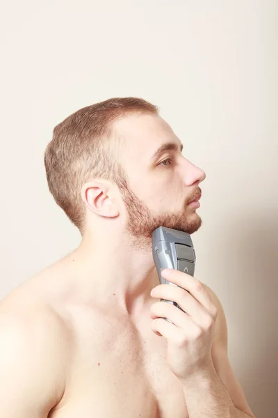 Bearded guy shave electric razor — Stock Photo, Image