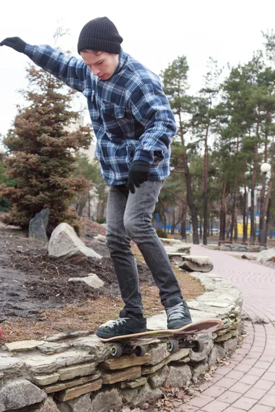 Ο τύπος σε ένα καπέλο και πουκάμισο skateboard — Φωτογραφία Αρχείου