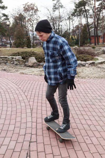 Cara em um chapéu e camisa skate — Fotografia de Stock
