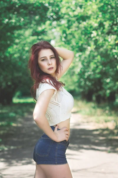 Seksi genç kadın iç çamaşırı bir parkta — Stok fotoğraf