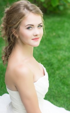 Genç sevimli sarışın güzel gelin