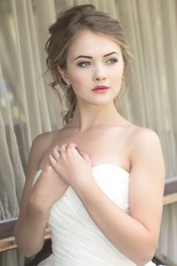 Genç sevimli sarışın güzel gelin