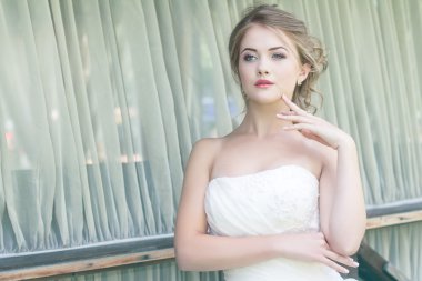 Genç sevimli sarışın güzel gelin