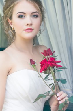 Genç sevimli sarışın güzel gelin