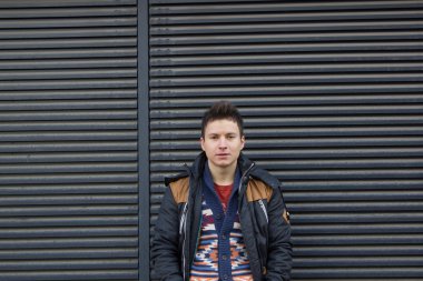 siyah bir zemin üzerine ceketli genç bir adam