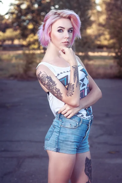 Vacker ung flicka med tatueringar — Stockfoto