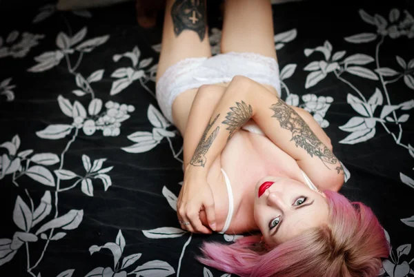 Красивая девушка с татуировкой в нижнем белье — стоковое фото