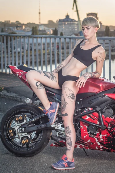 Fata cu tatuaje stând pe o motocicletă — Fotografie, imagine de stoc