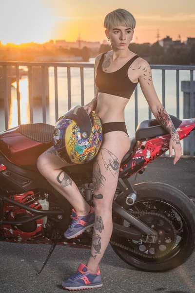 Κορίτσι με το τατουάζ που κάθεται πάνω σε μια μοτοσυκλέτα — Φωτογραφία Αρχείου