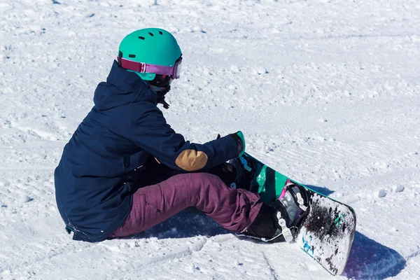 Meisje in de bergen met een snowboard — Stockfoto