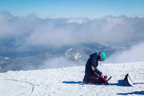 Flicka i bergen med en snowboard — Stockfoto