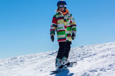 Güzel ve genç kız snowboard yaparken gider