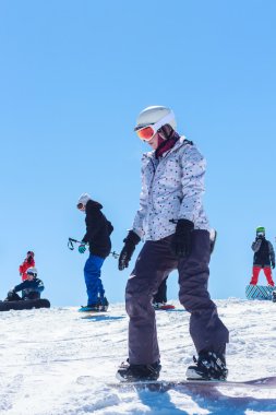 Güzel ve genç kız snowboard yaparken gider