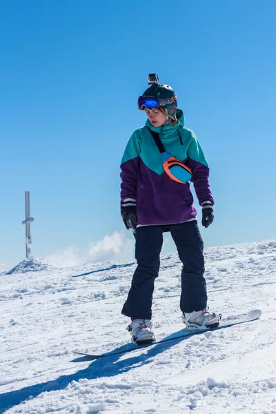 Trevlig och ung tjej går på en snowboard — Stockfoto