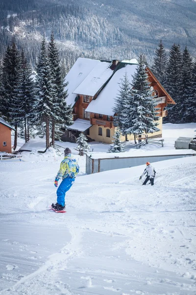 Killen rider på en snowboard — Stockfoto