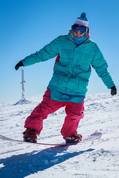 Man rijdt op een snowboard — Stockfoto