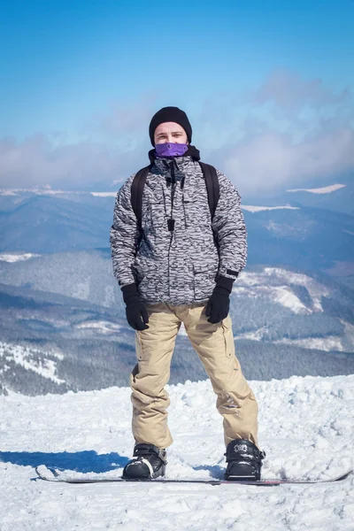 Man rijdt op een snowboard — Stockfoto