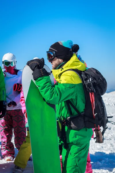 A srác a havas hegyek, snowboard — Stock Fotó