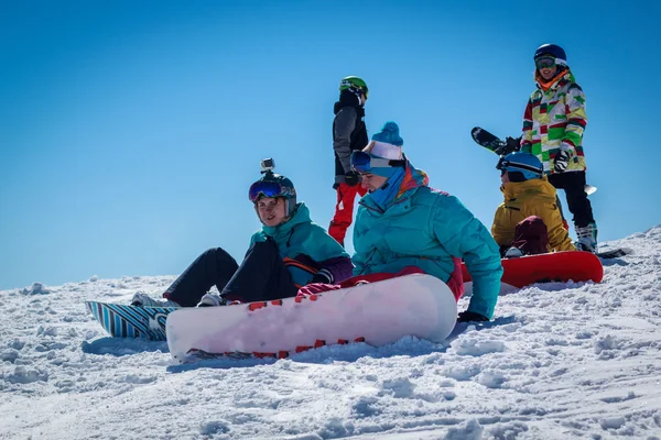 Meisje en de jongen met snowboards — Stockfoto