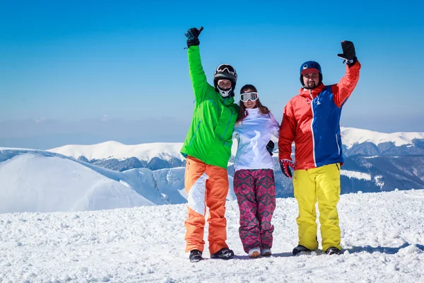 雪に覆われた山の上の陽気な若者 — ストック写真