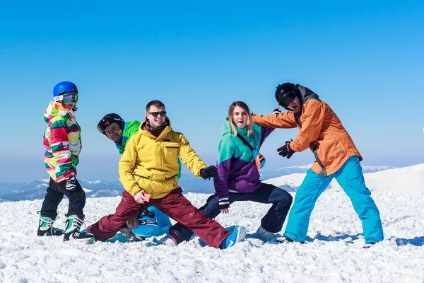 Jeunes gens joyeux sur une montagne enneigée — Photo