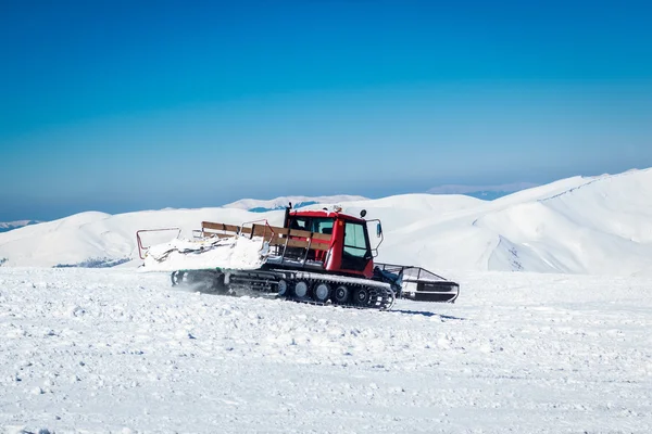 Snowcat på en snöig berg — Stockfoto