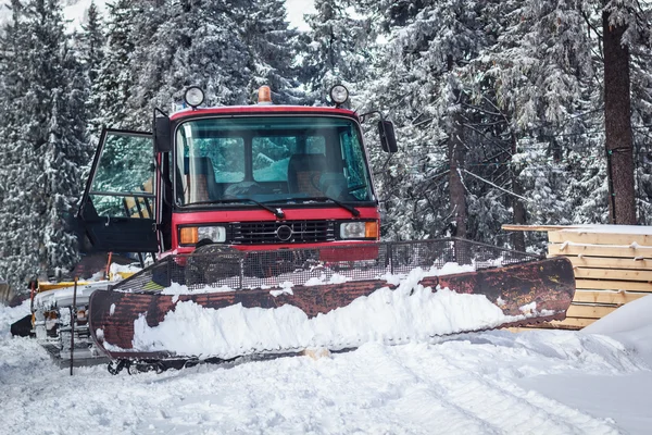 Snowcat på en snöig berg — Stockfoto