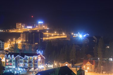 Apartman binaları ile akşam sokak