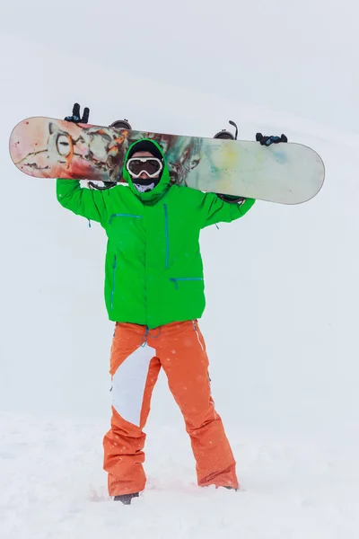 Snowboard yaparken omuz adamla — Stok fotoğraf