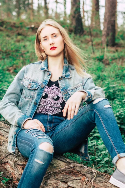 Vacker modell blonda kvinnan i en jeansjacka — Stockfoto