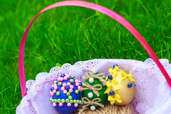 Huevos de Pascua en una cesta — Foto de Stock