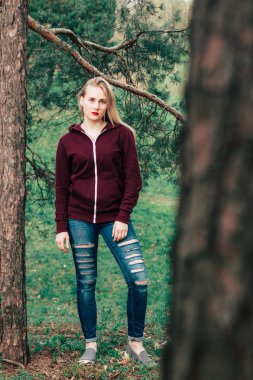 kapüşonlu güzel sarışın kız