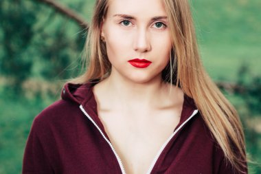 kapüşonlu güzel sarışın kız