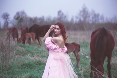 bir at yakınındaki elbiseli kız