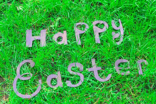 Pascua inscripción feliz en la hierba verde — Foto de Stock